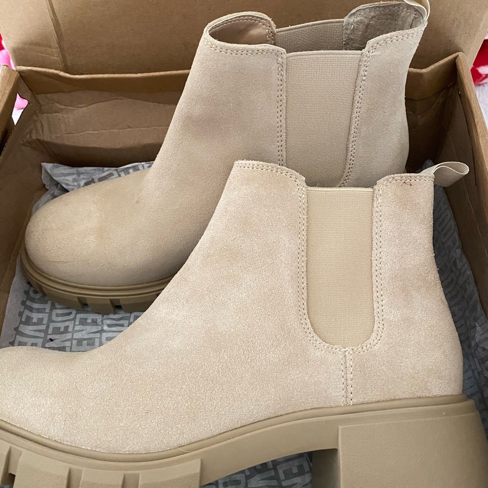 Steve Madden Trendy Beige Chunky Ankle Boots Women’s size 9.5